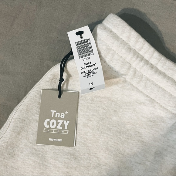 Aritzia TNA Cozy Boyfriend 2" Short - Picture 3 of 4